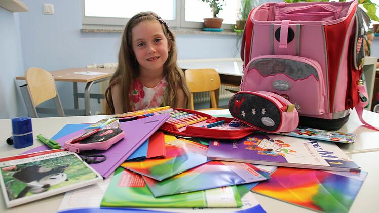Die Sechsjährige hat ihre Büchertasche selbst gepackt.