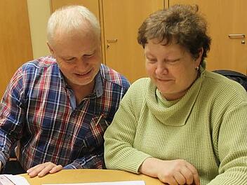 Sie stehen neben anderen Leistungserbringern und Pflegekassen für Fragen zur Verfügung. Der Heimleiter des BRK-Seniorenhauses, Peter Schulz, und die Leiterin der BRK-Sozialstation, Carmen Fehn. Foto: Schadeck