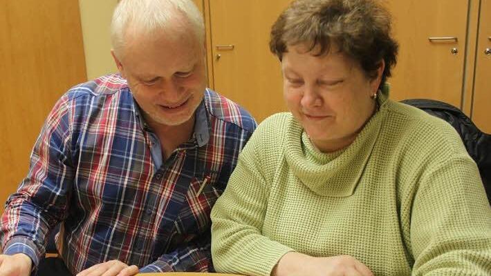 Sie stehen neben anderen Leistungserbringern und Pflegekassen für Fragen zur Verfügung. Der Heimleiter des BRK-Seniorenhauses, Peter Schulz, und die Leiterin der BRK-Sozialstation, Carmen Fehn. Foto: Schadeck
