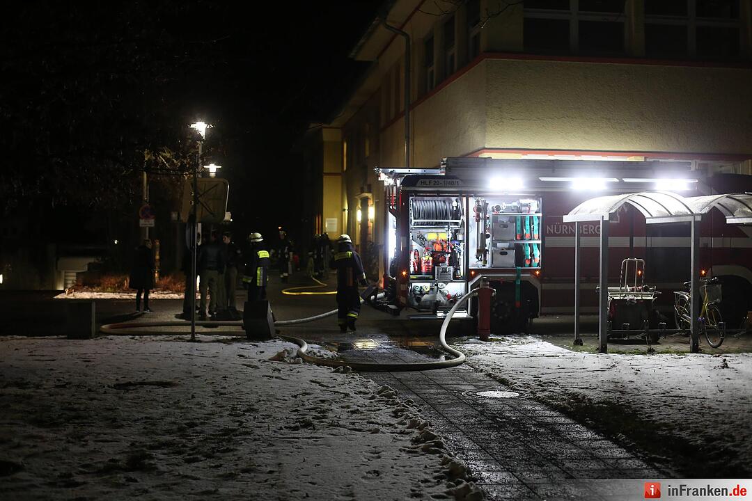 Bett fing im Klinikum Feuer - Großeinsatz der Rettungskräfte in Nürnberg-Nord