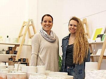 Als Vorlage für das spülmaschinensichere Porzellan, das Alisa Ehrlicher und Denise Knauft produzieren diente eine Ananas. Fotos: Christiane Lehmann