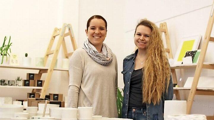 Als Vorlage für das spülmaschinensichere Porzellan, das Alisa Ehrlicher und Denise Knauft produzieren diente eine Ananas. Fotos: Christiane Lehmann