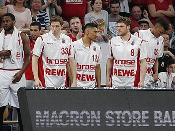 Versteinerte Mienen bei Darius Miller, Nikos Zisis, Patrick Heckmann, Vladimir Veremeenko, Maodo Lo, Lucca Staiger, Louis Olinde und Leon Kratzer (v. l.) nach der Heimpleite am Samstag. Foto: Daniel Löb