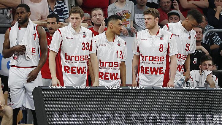 Versteinerte Mienen bei Darius Miller, Nikos Zisis, Patrick Heckmann, Vladimir Veremeenko, Maodo Lo, Lucca Staiger, Louis Olinde und Leon Kratzer (v. l.) nach der Heimpleite am Samstag. Foto: Daniel Löb