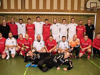 Unser Bild zeigt den Turniersieger im roten Trikot vom FC Eilenburg und der zweitplatzierte FC Lichtenfels (wei&szlig;) mit den Schiedsrichtern Wolfgang Paschky (stehend links), Hans-Josef Walter (stehend rechts) und Benjamin Betz (kniend, rechts).  Foto: Hartmut Klamm