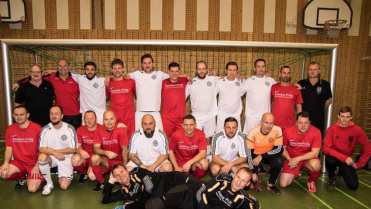 Unser Bild zeigt den Turniersieger im roten Trikot vom FC Eilenburg und der zweitplatzierte FC Lichtenfels (wei&szlig;) mit den Schiedsrichtern Wolfgang Paschky (stehend links), Hans-Josef Walter (stehend rechts) und Benjamin Betz (kniend, rechts).  Foto: Hartmut Klamm