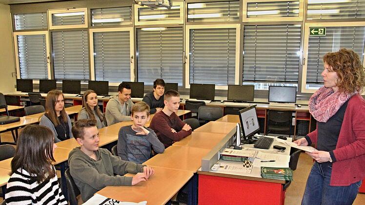 Renate Hatzinger (rechts), die die Schüler beim Wettbewerb betreute, gratulierte den erfolgreichen Teilnehmern.Helmut Will