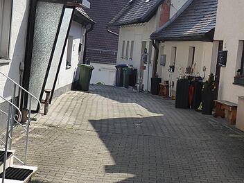 Bild der heutigen Schlossgasse: Man sieht noch die früher übliche niedrige Bauweise. Foto: Heidi Amon