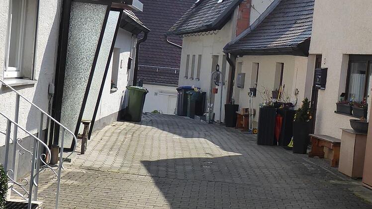 Bild der heutigen Schlossgasse: Man sieht noch die früher übliche niedrige Bauweise. Foto: Heidi Amon