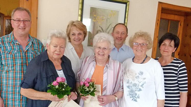 Ehrungen anlässlich FU-Hauptversammlung im Gasthaus "Sauerteig" (von links): Dritter Bürgermeister Gerd Mücke, Ingrid Schulze-Wischeler, Kreisvorsitzende Nina Liebermann, Hilde Fritsch, stellvertretender CSU-Kreisvorsitzender Günter Benning, Ehrenvorsitzende Lieselotte Wolf, Vorsitzende Karin Benning.  Foto: Lothar Weidner
