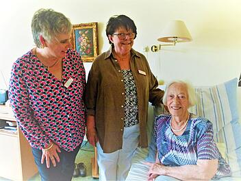 Luise Dippold freut sich, dass Anne Rudolph (Mitte) ihre Nachfolgerin als Leiterin des BRK-Besuchsdienstes, Dorothea Kaschta, vorstellt. Foto: Marion Krüger-Hundrup