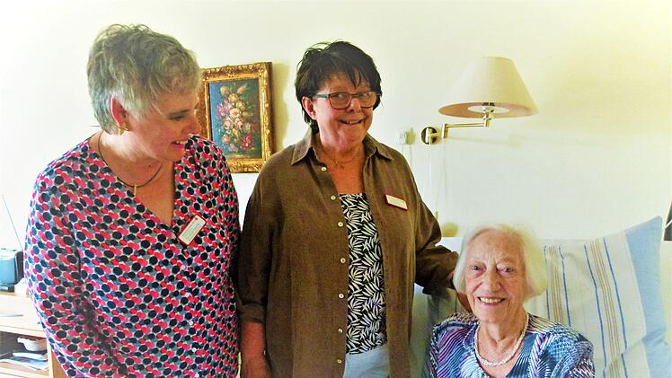 Luise Dippold freut sich, dass Anne Rudolph (Mitte) ihre Nachfolgerin als Leiterin des BRK-Besuchsdienstes, Dorothea Kaschta, vorstellt. Foto: Marion Krüger-Hundrup
