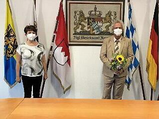 Landrat Klaus Löffler (rechts) hat Helmut Weiß in den Ruhestand verabschiedet. Mit im Bild (von links) Christian Barnickel vom Personalrat und Maria Müller von der Personalverwaltung.