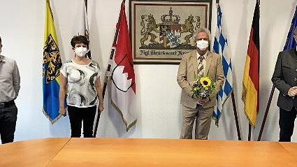 Landrat Klaus Löffler (rechts) hat Helmut Weiß in den Ruhestand verabschiedet. Mit im Bild (von links) Christian Barnickel vom Personalrat und Maria Müller von der Personalverwaltung.