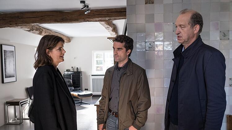 Plötzlich steht eine unbekannte Frau mit Schlüssel (Miriam Maertens) im Haus des Toten. Die Kommissare Hinnerk Feldmann (Oliver Wnuk) und Carl Sievers (Peter Heinrich Brix, rechts) sind erstaunt.
