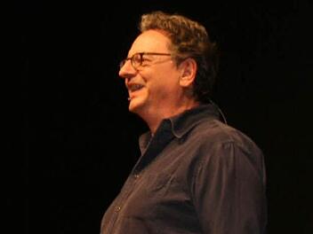 Hemdsärmelig, bissig und derb: Günter Grünwald sorgte auch am Mittwoch im Kreiskulturraum für beste Unterhaltung. Foto: Hartmut Neubauer