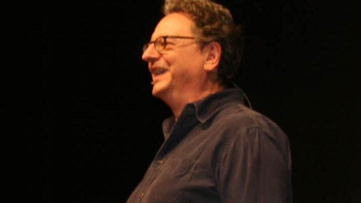 Hemdsärmelig, bissig und derb: Günter Grünwald sorgte auch am Mittwoch im Kreiskulturraum für beste Unterhaltung. Foto: Hartmut Neubauer