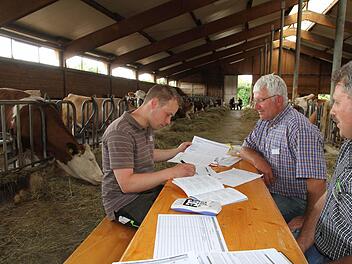 Unter den Augen von Willi Maier und Ludwig Thiem (r.) legt Tobias Schmitt (l.) seine Prüfung ab.  Foto: Erlwein