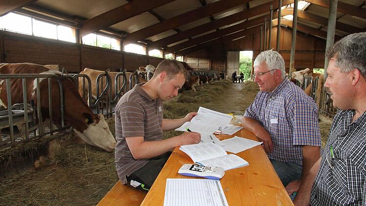 Unter den Augen von Willi Maier und Ludwig Thiem (r.) legt Tobias Schmitt (l.) seine Prüfung ab.  Foto: Erlwein
