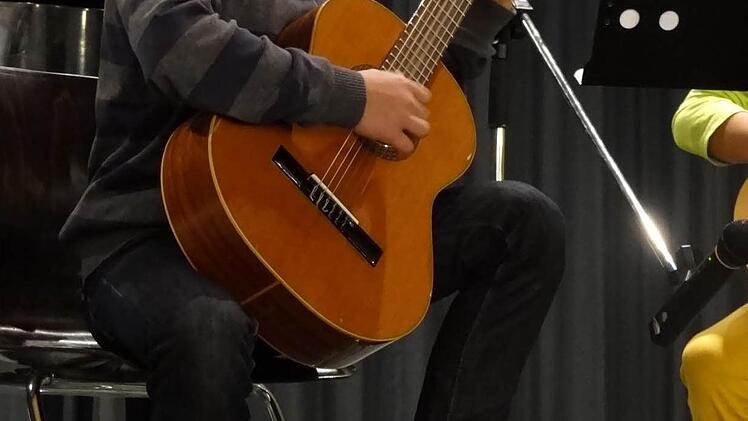 Moritz Werner versteht die Technik des ruhigen und konzentrierten Gitarrenspiels.