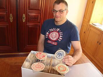 Wilhelm Kreller aus Gereuth ist stolzer Besitzer einer Sammlung mit mehr als 6000 Bierdeckeln. Aber auch andere Brauerei-Souvenirs finden sich in seinem Sammelraum im Untermerzbacher Gemeindeteil.  Foto: helmut Will