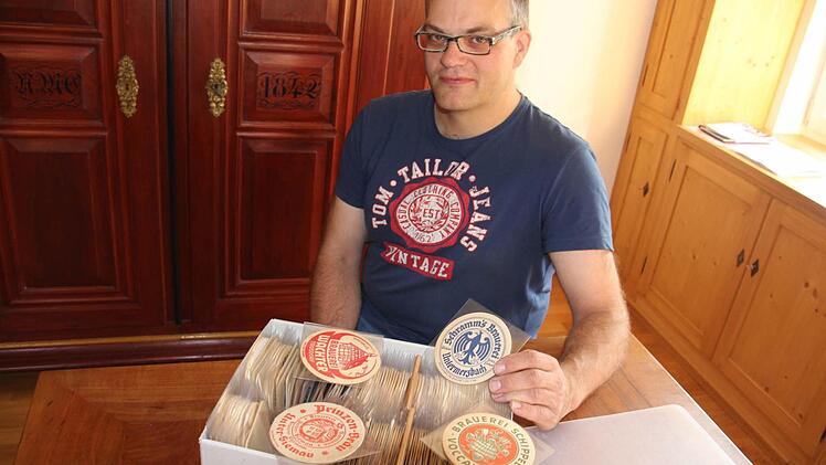 Wilhelm Kreller aus Gereuth ist stolzer Besitzer einer Sammlung mit mehr als 6000 Bierdeckeln. Aber auch andere Brauerei-Souvenirs finden sich in seinem Sammelraum im Untermerzbacher Gemeindeteil.  Foto: helmut Will