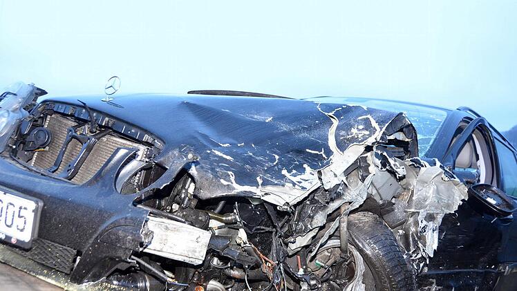 Der Mann stieß mit diesem Mercedes zusammen. Foto: Peter Rauch