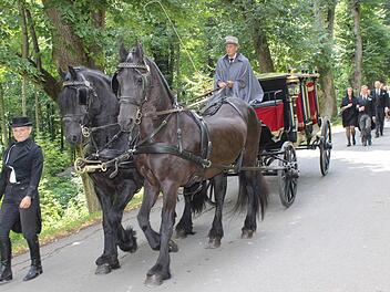 Die Trauergäste ziehen zum Familienfriedhof in Greifenstein. Fotos: fra-press