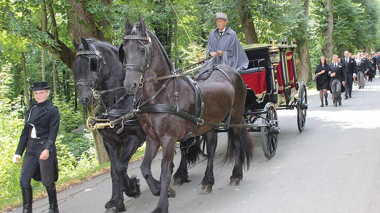 Die Trauergäste ziehen zum Familienfriedhof in Greifenstein. Fotos: fra-press