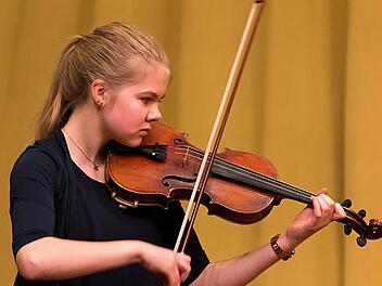 Die junge Geigerin Marie Koonert errang einen 1. Preis mit Weiterleitung zum Landeswettbewerb.Foto: Albert Höchstädter