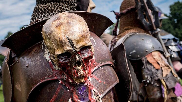 Teilnehmer des Fantasie-Live-Rollenspiels "ConQuest of Mythodea" stehen am 03.08.2017 auf dem fiktiven Schlachtfeld in Brokeloh bei Nienburg (Niedersachsen) bereit zum Kampf. Rund 8000 Teilnehmer aus aller Welt treffen sich fünf Tage lang zu dem interaktiven Rollenspiel "ConQuest of Mythodea". Foto: Peter Steffen/dpa