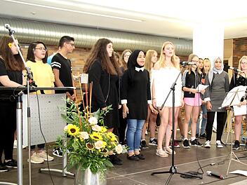 Die Schulband mit Chor verabschiedete sich musikalisch.   Foto: Richard Sänger