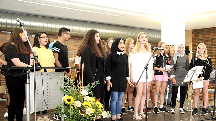 Die Schulband mit Chor verabschiedete sich musikalisch.   Foto: Richard Sänger