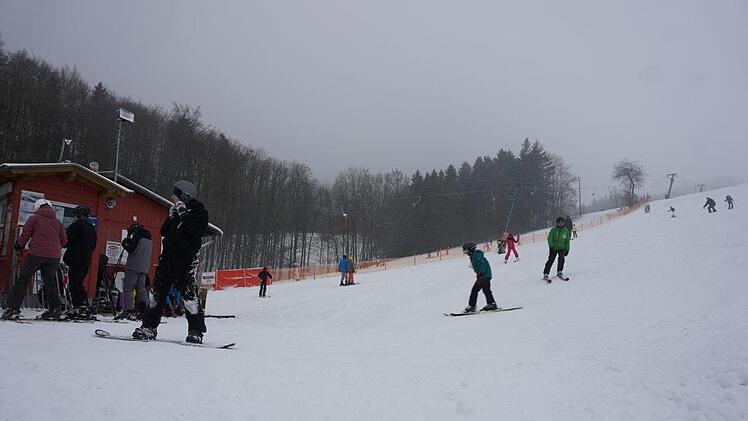 Als einziger Skilift in der hessischen und bayerischen Rhön is der Skilift Zuckerfeld am Wochenende gelaufen. Foto: Marion Eckert