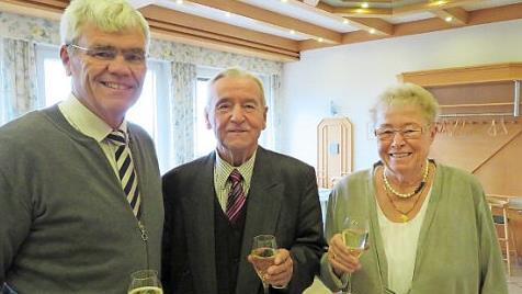 Wolfgang Mayer (Mitte) mit seiner Gattin Waltraud und B&uuml;rgermeister Bernhard Storath Foto: Monika Sch&uuml;tz