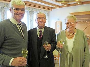 Wolfgang Mayer (Mitte) mit seiner Gattin Waltraud und Bürgermeister Bernhard Storath Foto: Monika Schütz
