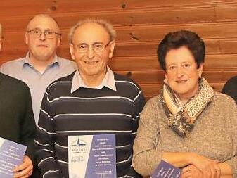 Vorsitzender Andreas Lorenz (links) ehrte zusammen mit den Vorstandsmitgliedern Achim Liesaus (Dritter von links) und Rainer Stüllein (Sechster von links) die langjährigen Mitglieder mit Urkunden und Präsenten (von links): Hubert Amann, Jakob Kreidler, Elisabeth Müller und Albin Schmidt.  Foto: Michael Stelzner