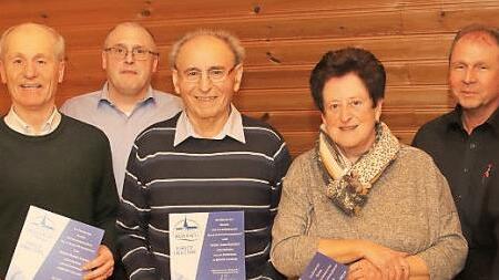 Vorsitzender Andreas Lorenz (links) ehrte zusammen mit den Vorstandsmitgliedern Achim Liesaus (Dritter von links) und Rainer Stüllein (Sechster von links) die langjährigen Mitglieder mit Urkunden und Präsenten (von links): Hubert Amann, Jakob Kreidler, Elisabeth Müller und Albin Schmidt.  Foto: Michael Stelzner