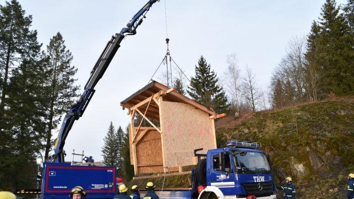 Mensch und Maschine brauchen angesichts der Witterung und des 24-Stunden-Dienstes Unterschlupfe. Foto: Udo Höfer