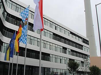 Im Kreistag (im Bild das Landratsamt Erlangen-Höchstadt in Erlangen)  haben die Grünen nun mehr Gewicht. Foto: Christian Bauriedel/Archiv