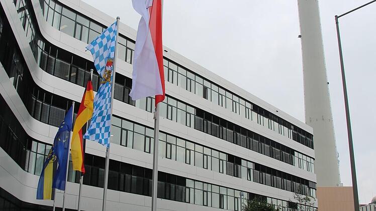Im Kreistag (im Bild das Landratsamt Erlangen-Höchstadt in Erlangen)  haben die Grünen nun mehr Gewicht. Foto: Christian Bauriedel/Archiv