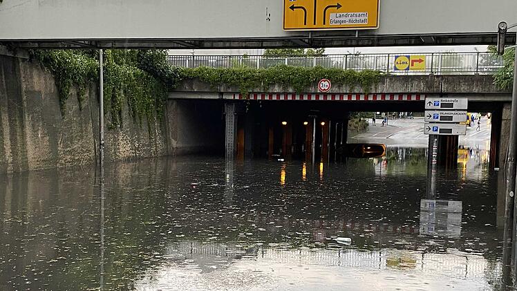 Unwetter in Mittelfranken: Übergelaufene Gully und geflutete Straßen