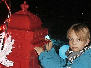 Joans Michel war der erste, der seinen Wunschzettel in den Briefkasten am Wunschbaum im Kurpark Bad Rodach einwarf. Ob seine Wünsche in Erfüllung gehen, zeigt sich beim Weihnachtsfest. Foto: Martin Rebhan