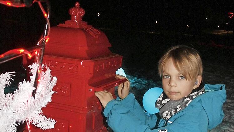 Joans Michel war der erste, der seinen Wunschzettel in den Briefkasten am Wunschbaum im Kurpark Bad Rodach einwarf. Ob seine Wünsche in Erfüllung gehen, zeigt sich beim Weihnachtsfest. Foto: Martin Rebhan