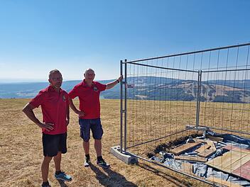 Dieter Büttner (links) und Christian Enders (rechts) besichtigen die Baustelle für das Gipfelkreuz am Himmeldunkberg. Foto: Marion Eckert