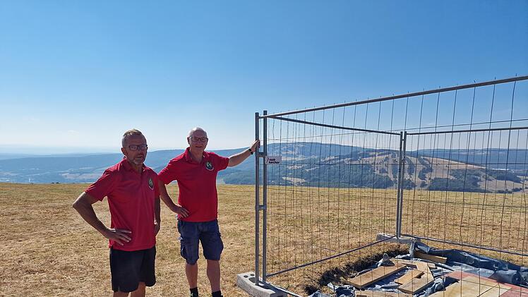 Dieter Büttner (links) und Christian Enders (rechts) besichtigen die Baustelle für das Gipfelkreuz am Himmeldunkberg. Foto: Marion Eckert