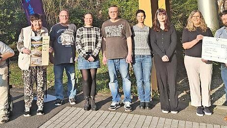 Sie freuen sich &uuml;ber die Spende: Janette He&szlig; (Ergotherapeutin Diakonie, 4. von links), Jennifer Stanton (Leitung Tagesst&auml;tte, 6. von links), Elke Krug (Sozialer Dienst Diakonie Schweinfurt, 8. von links), Johannes Ruopp (Priester Neuapostolische K...