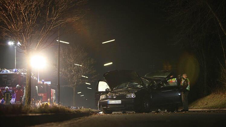 Fröhlich ins neue Jahr hinein feiernd bestiegen acht junge Menschen diesen VW Golf. Das Fahrzeug überschlug sich und ein 19-jähriger verunglückte tödlich. Foto: News5