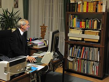 Bambergs Erzbischof Ludwig Schick an seinem Arbeitsplatz im Bischofshaus. Foto: Ronald Rinklef/Archivbild