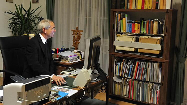 Bambergs Erzbischof Ludwig Schick an seinem Arbeitsplatz im Bischofshaus. Foto: Ronald Rinklef/Archivbild